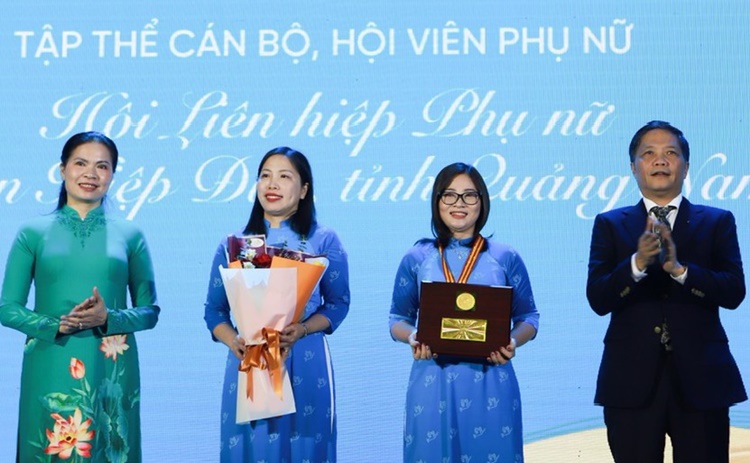Hội LHPN Việt Nam huyện Hiệp Đức được trao giải thưởng Phụ nữ Việt Nam