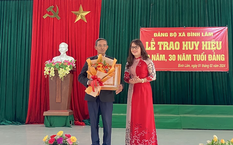 Đảng bộ xã Bình Lâm tổ chức Lễ trao huy hiệu 50 tuổi Đảng và 30 năm tuổi Đảng cho Đảng viên