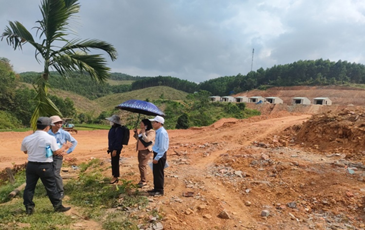 Thường trực HĐND huyện Hiệp Đức kiểm tra khu tái định cư thôn Trà Nhan, xã Phước Trà