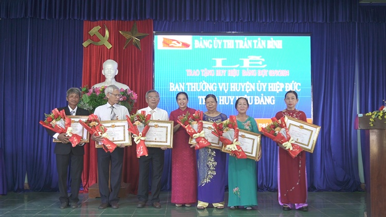 Đảng ủy thị trấn Tân Bình trao Huy hiệu Đảng cho 7 đảng viên đợt 2/9