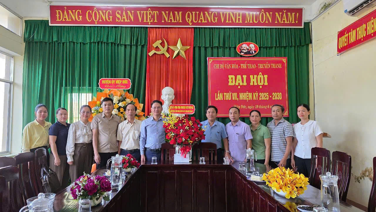 Lãnh đạo Huyện ủy - HĐND - UBND - UBMTTQVN huyện Hiệp Đức thăm, chúc mừng nhân kỷ niệm 100 năm Ngày Báo chí cách mạng Việt Nam